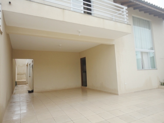 Casa à venda com 4 quartos, 210m² - Foto 1